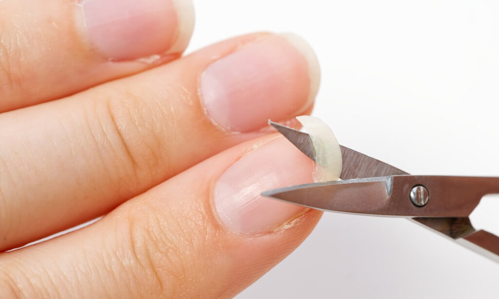 Consejos y trucos para que las uñas no se rompan - Limita el uso de herramientas de manicura agresivas