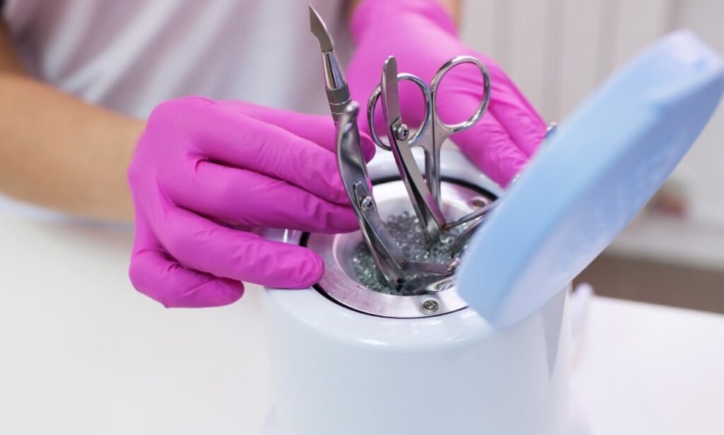 ¿Cómo limpiar, desinfectar y esterilizar los elementos de manicura y pedicura paso a paso?